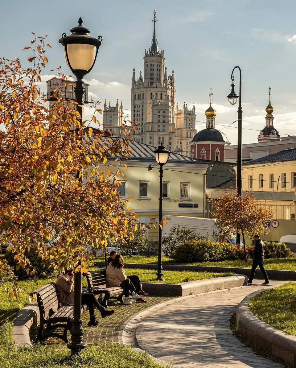 Осенняя Москва: сквер, фонари и сталинская высотка