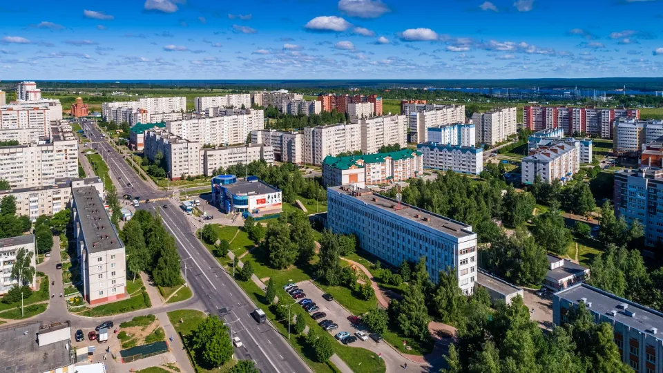 Панорама Новочебоксарска: дома, зелёные улицы и Волга вдали